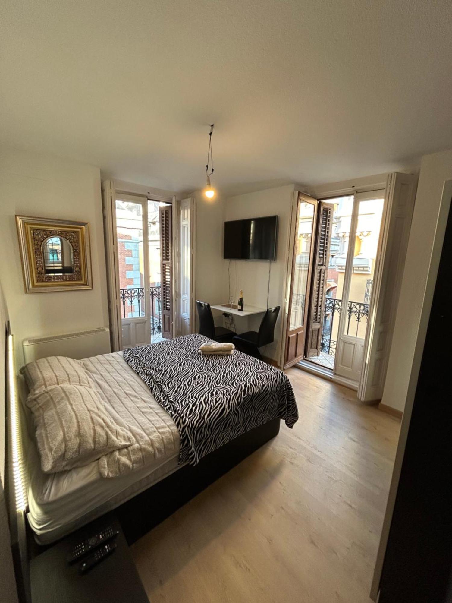 Room In Plaza Mayor Madrid Eksteriør bilde